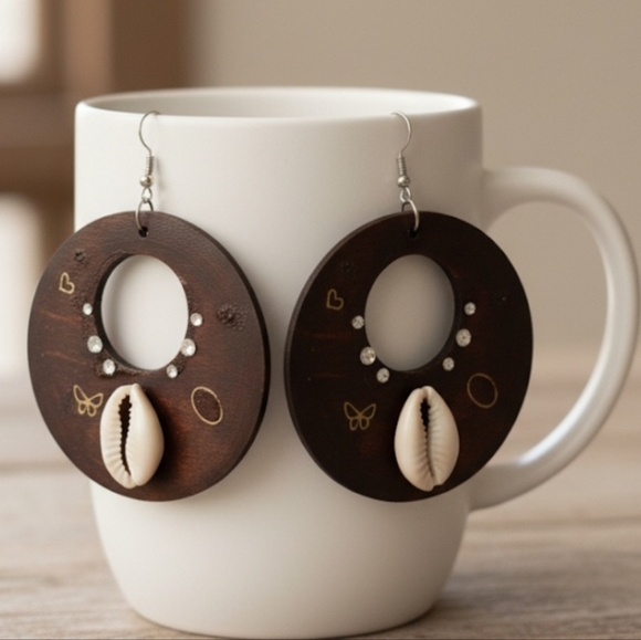 Handmade round wooden hoop earrings, round wooden and sea shell dangle earrings - Picture 2 of 9
